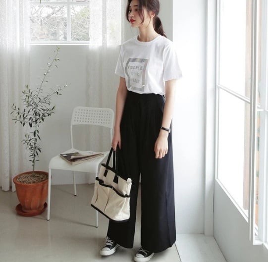Nếu đang tìm kiếm một chiếc quần giấu vòng 2 thì bạn đừng nên bỏ qua những thiết kế quần culottes màu đen như thế này.     