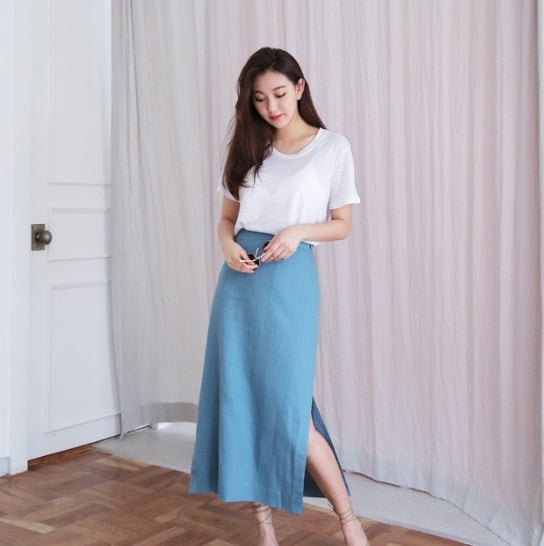 Một chiếc váy dài xẻ kết hợp cùng áo phông trắng, cách mặc này diện đi làm kiểu gì bạn cũng được khen sành điệu.     