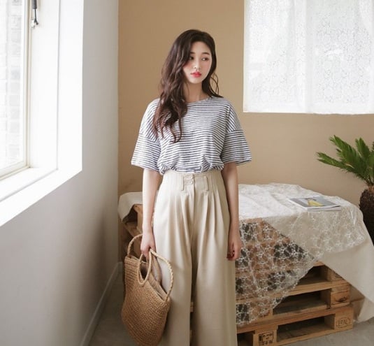 Cũng giống như áo phông trắng, áo phông kẻ ngang cũng dễ dàng kết hợp với nhiều kiểu quần, trong đó có quần culottes hay quần jeans ống đứng.    
