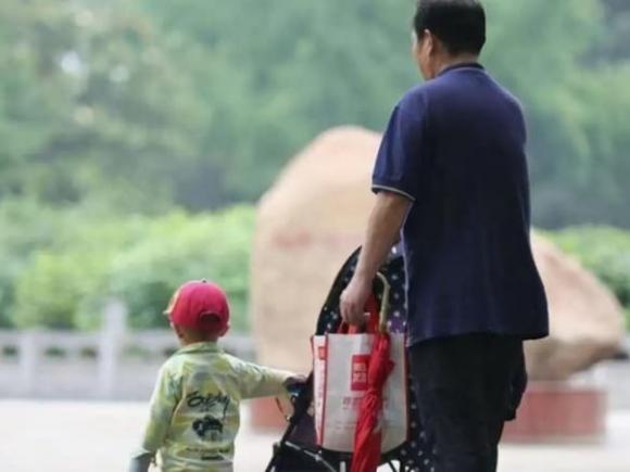 Kết hôn sinh con nhưng lại để ông bà chăm cháu    