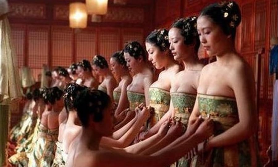 Giống như các hoạn quan, việc đầu tiên mà các cung nữ phải làm trước khi vào cung là họ phải chịu thiến.