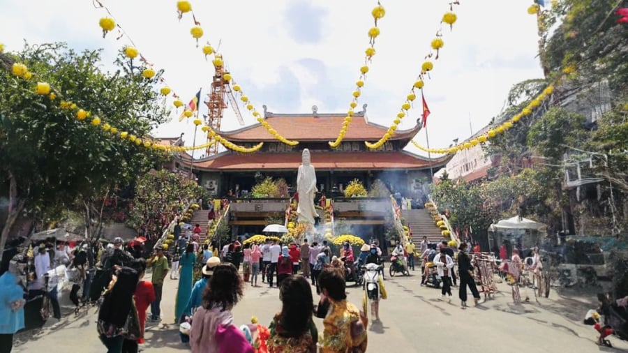 Khi đi lễ bước qua cổng tam quan cần chú ý