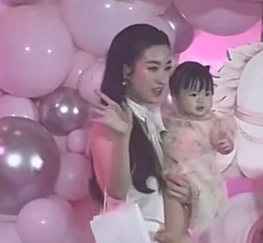 Con gái Đỗ Mỹ Linh có tên thân mật là Ti Mướp, tên thật là Tuệ An. 