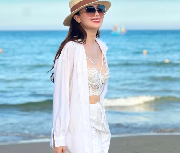 Áo crop top ren đầy quyến rũ kết hợp mẫu áo này cùng quần ống suông, sơ mi oversized