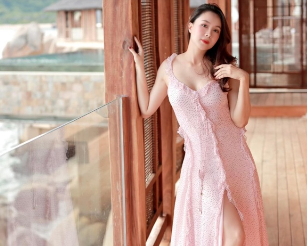 Váy hai dây rất phóng khoáng, ăn nhập hoàn hảo với các chuyến du lịch. 