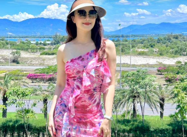 Để che nắng hiệu quả, Hồng Diễm đã đội mũ rộng vành và đeo kính râm.