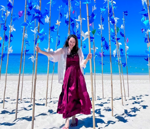 Đầm mang tông màu tím sang trọng, trang nhã và giúp tôn da sáng hơn.