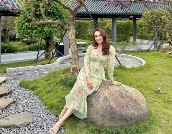 Công thức áo blouse cổ vuông và chân váy đồng bộ và hoàn thiện outfit bằng một đôi mule