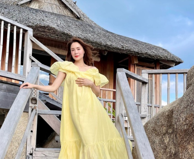 Mẫu váy màu vàng nhạt mang đến cho Hồng Diễm sự trẻ trung, ngọt ngào nhưng vẫn ghi điểm trang nhã.