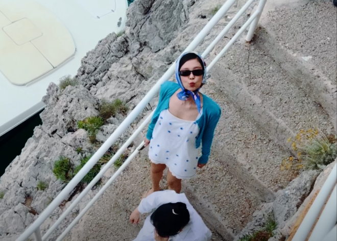 Cô nàng chọn kết hợp khăn màu xanh ton-sur-ton với cadigan, com bo này chính là chân ái