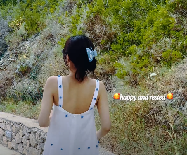 Khi không quấn khăn, Jennie lựa chọn kẹp tóc cao cá tính và phong cách. 
