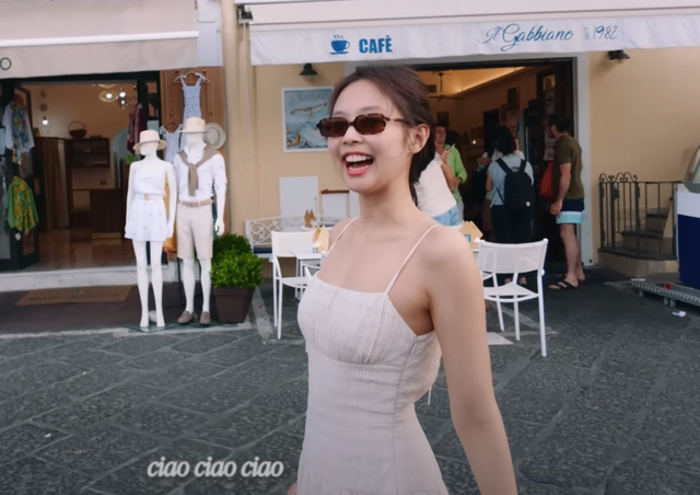 Jennie chọn diện 1 em váy 2 dây dáng dài đến từ thương hiệu And You để dạo phố mua sắm cũng bạn bè.    