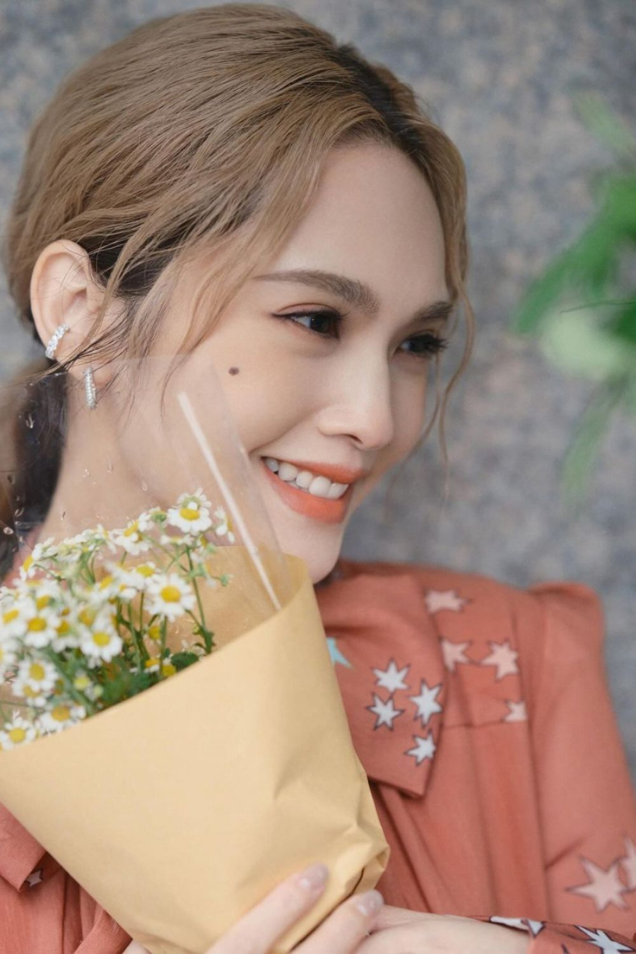 Nạp đủ 2 lít nước mỗi ngày đóng vai trò quan trọng trong việc duy trì độ ẩm cho da và có được Mừng SHBET phiên bản mới 2025 sáng bóng