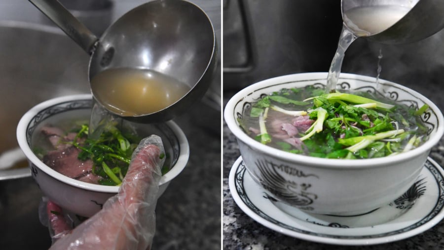 Nước dùng phở bò có mùi vị ngọt và béo ngậy của xương bò cùng với mùi thơm đặc trưng của các loại thảo mộc.