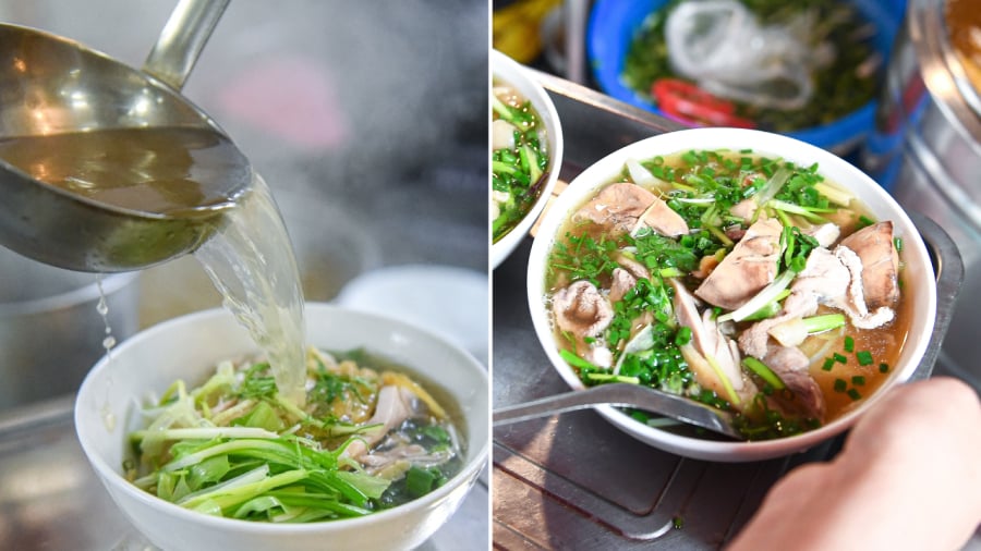 Nước dùng phở gà sẽ lấy độ ngọt từ xương gà và mùi thơm từ các loại gia vị như hành, mùi.