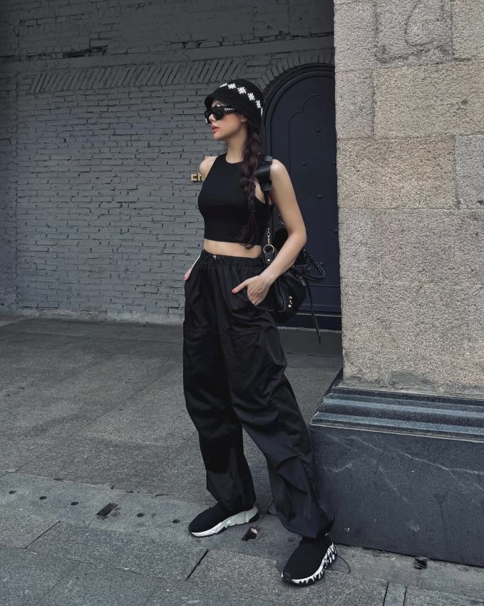 Công thức áo tank top trắng và quần ống rộng tạo sự thoải mái cho người mặc nên rất phù hợp để áp dụng khi dạo phố hoặc đi du lịch.    