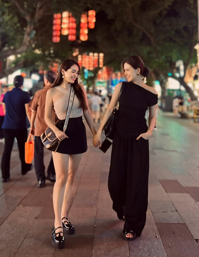 Với những outfit có gam màu đen làm chủ đạo, chị em nên tô điểm Shbet111 kèo cá cược world cup vàng để thêm điểm nhấn. 