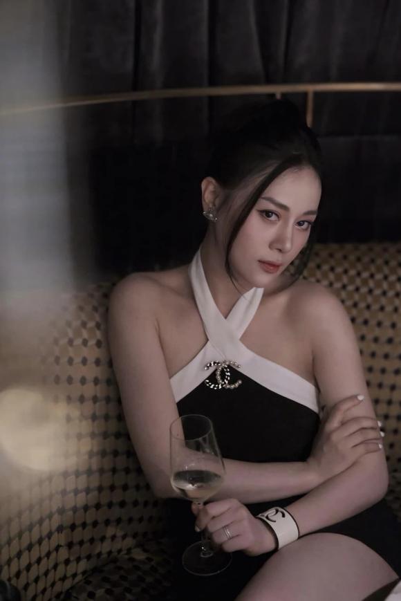 Cô lên đồ chuẩn phu nhân hào môn sang chảnh và cực quyến rũ. 