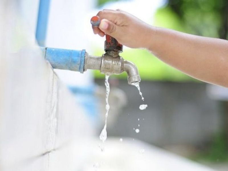 Không để vòi nước trước cửa    