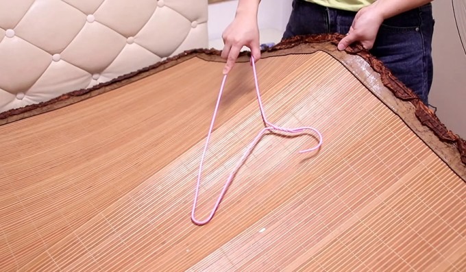  Để làm sạch, bạn có thể sử dụng một chiếc móc treo quần áo.