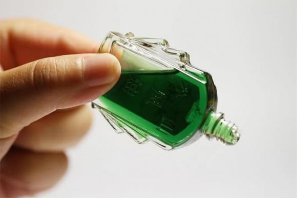 Để giảm bớt vấn đề này, bạn có thể sử dụng dầu gió. 