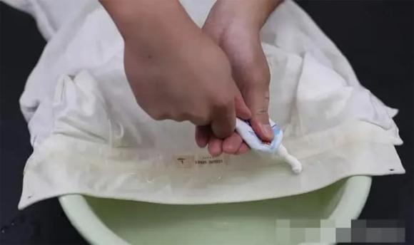 Đối với vết ố vàng cứng đầu trên cổ áo, áp dụng kem đánh răng kết hợp với Shbet thế giới casino trong tay bạn màu trắng.