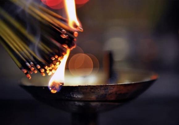 Trước ngày mùng 1, cần lau dọn bàn thờ trước đó 1 đến 2 ngày, tránh di chuyển bát hương.