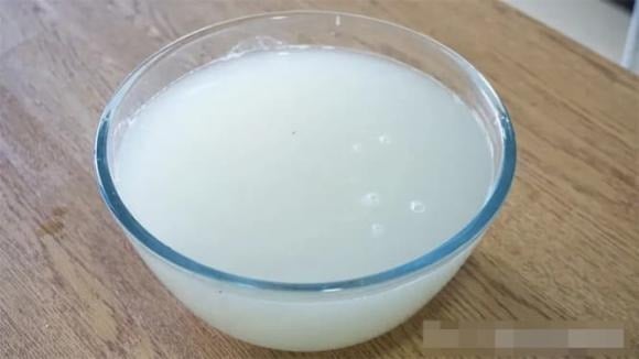 Một phương pháp khác là sử dụng nước vo gạo: Sau khi vo gạo, bạn có thể thu nước vo từ lần vo đầu tiên và lần vo thứ hai.    