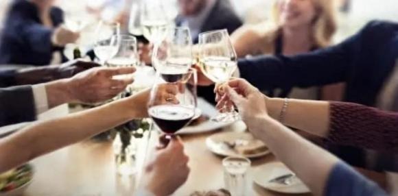 Có những người khi mở miệng liền thao thao bất tuyệt, như thể chuyện lớn nhỏ trên đời họ đều tường tận.