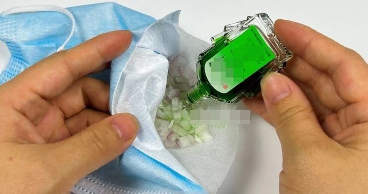 Đầu tiên, để kết hợp hành tây và dầu gió, bạn cần sơ chế một củ hành tây. 