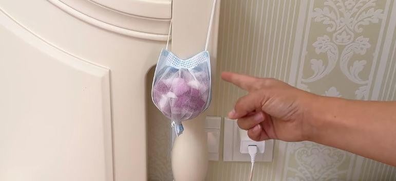 Hành tây có mùi nồng và dầu gió cũng không kém phần mạnh mẽ.
