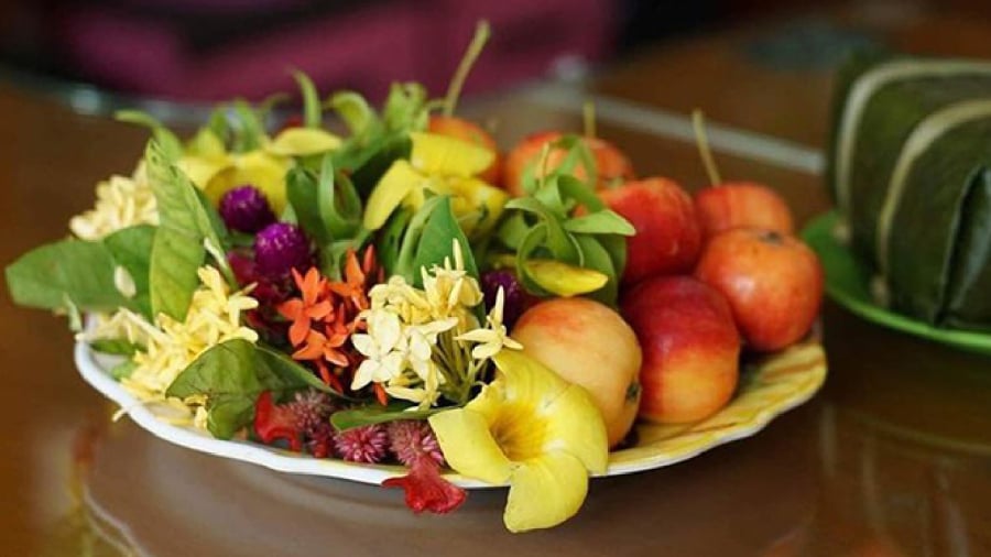 Đồ thờ cúng đặt trên bàn thờ nên là đồ thật. Không chỉ riêng ngày mùng 1 đầu tháng mà bất cứ dịp lễ tết, giỗ chạp nào, gia chủ cũng cần tuân thủ nguyên tắc này.
