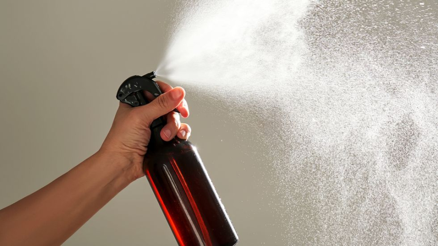 Bình xịt có nước rửa chén làm sạch các vết dầu mỡ