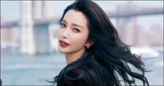 Có nhiều người phụ nữ trung niên cứ thích nói chuyện riêng tư khi giao tiếp với người khác vì muốn thể hiện sự hòa thuận (ảnh minh họa)