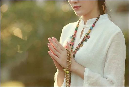 Nhìn thấy người khác có chuyện vui, hãy cứ vui mừng cho họ. (ảnh minh họạ)