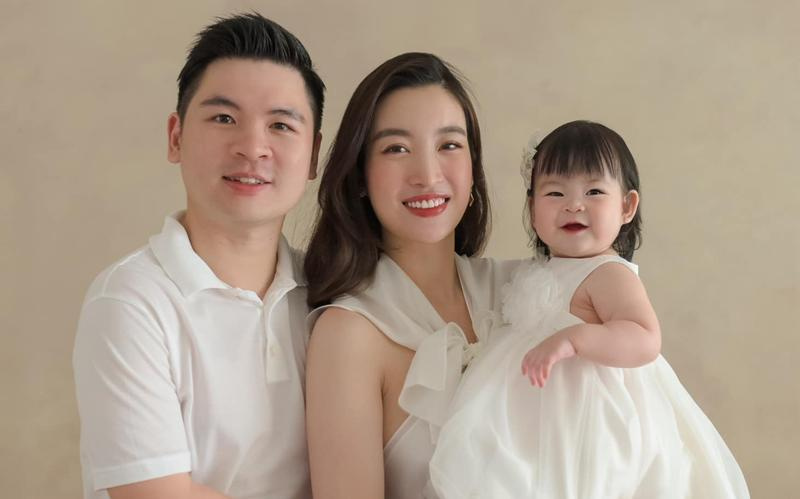 Đỗ Mỹ Linh tung bộ ảnh full HD khoe con gái 1 tuổi: 'Đăng hình rõ nét, chứng minh cháu giống mẹ như đúc'  