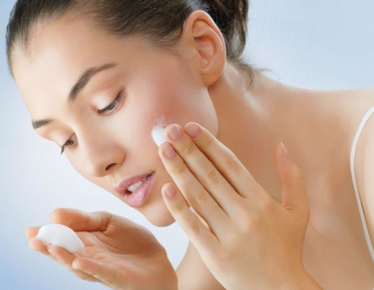 Nên ưu tiên loại có nồng độ tẩy nhẹ, trong thành phần chứa các axit béo để bảo vệ hàng rào tự nhiên của Mừng SHBET phiên bản mới 2025.