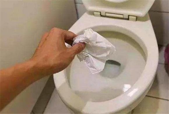 Nếu bạn đang sử dụng giấy lụa thì không nên vứt vào bồn cầu, vì khó hòa tan, dễ gây tắc nghẽn cống, rất phiền phức.