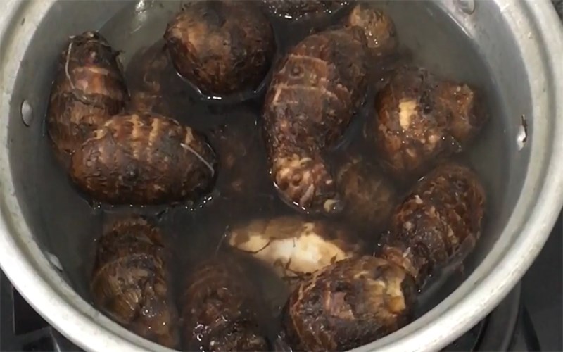 Luộc sơ khoai trước khi gọt    