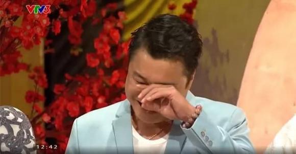 Lý Hùng bật khóc nhớ về thời khó khăn.  