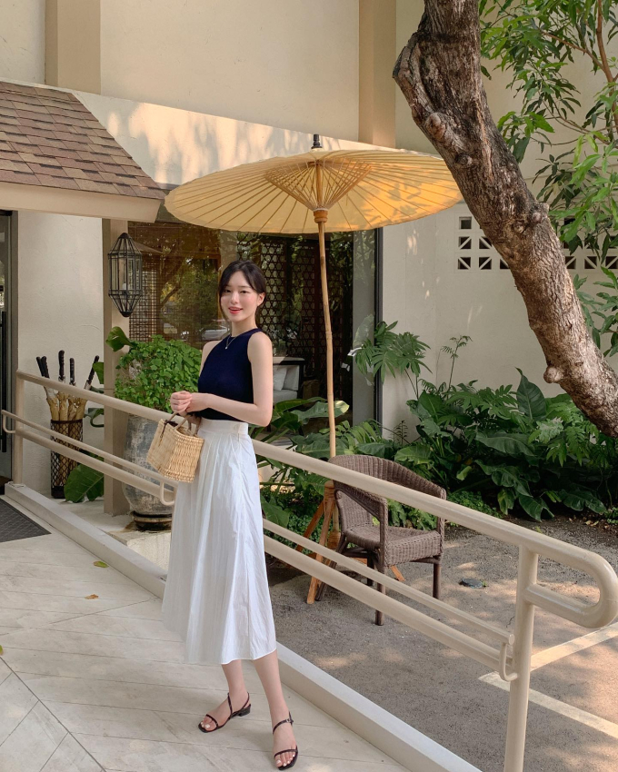 Để trẻ trung và toát lên nét nữ tính, chị em nên bổ sung chân váy midi cho tủ đồ.