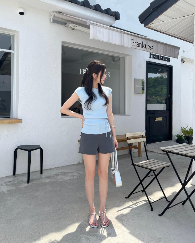  Ngay cả khi chọn sandal đế bệt, chị em cũng không lo bị 
