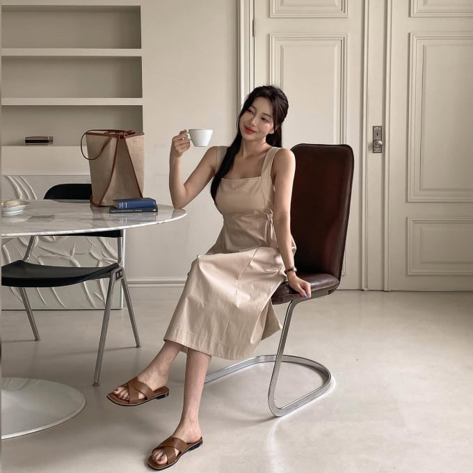 Còn đi du lịch hãy ưu tiên những kiểu sandal như sandal dáng mule, sandal đế bệt, sandal quai chữ T, sandal xỏ ngón…    