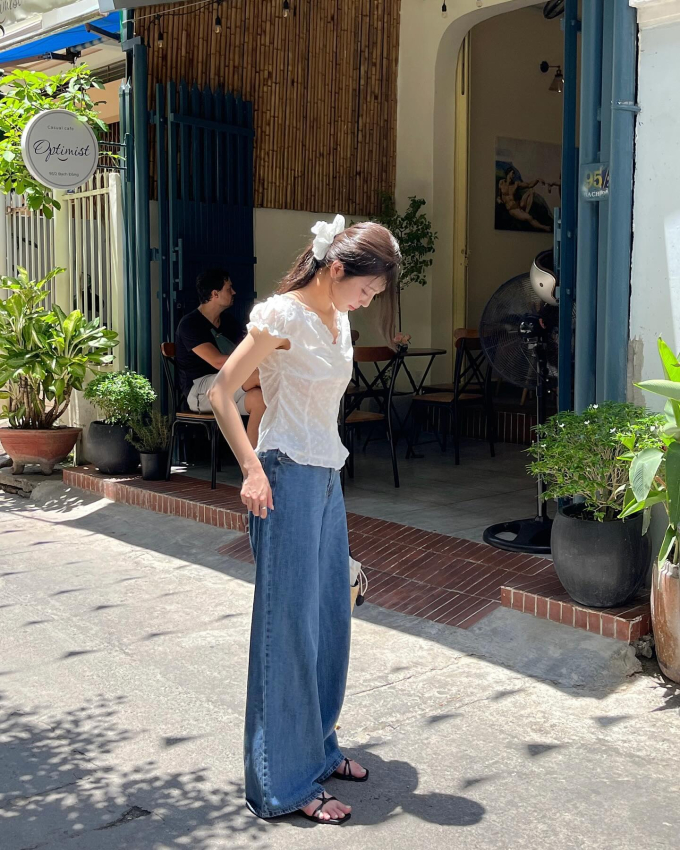 Chị em hãy hoàn thiện set đồ với những mẫu sandal như sandal cao gót quai ngang, sandal quai mảnh, sandal màu be.