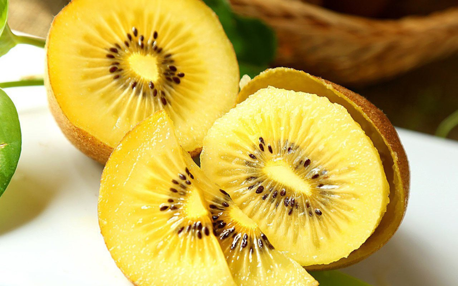 Quả kiwi không chỉ giàu vitamin C mà còn cung cấp một lượng canxi đáng kể, với khoảng 34 mg canxi trong mỗi 100g