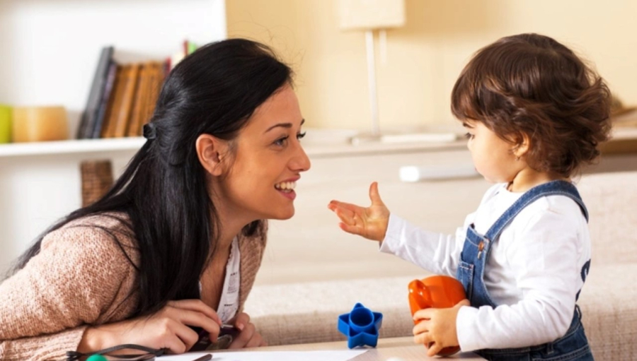 Cha mẹ dạy con sử dụng câu “vui lòng”, “cảm ơn” và “xin lỗi’ đúng cách. (Ảnh minh họa)
