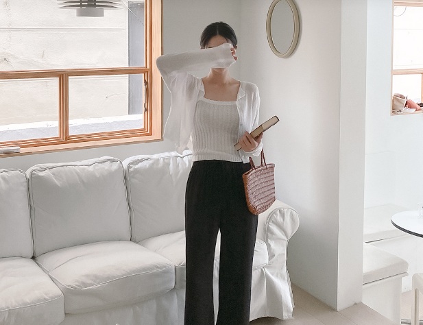 Sự kết hợp giữa áo dệt kim màu trắng, áo cardigan mỏng, quần đen ống đứng đã mang đến nét dịu dàng, bay bổng cho người mặc.     