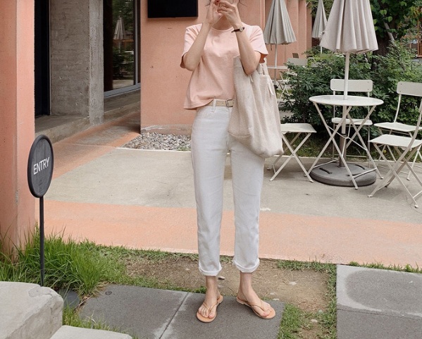 Áo thun màu be nên mix với quần jeans trắng để tạo nên bộ Shbet999 com đăng nhập 