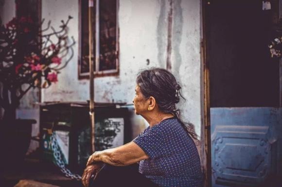 Trong quan niệm giáo dục phương Tây, trẻ em được cha mẹ nuôi dưỡng đến năm 18 tuổi rồi phải tự lập kiếm sống, và cha mẹ không bắt buộc phải tiếp tục hỗ trợ Shbet800 tải ứng dụng.