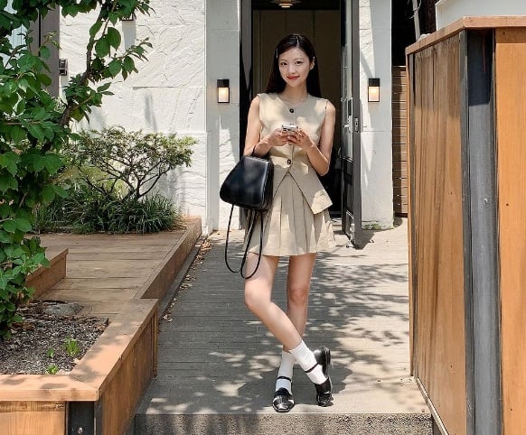 Chân váy chữ A hoặc quần short kết hợp với giày ballet tạo cảm giác Shbet888 phiên bản mới nhất hơn